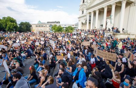 У Відні на акцію проти поліцейського насильства вийшли близько 50 тисяч осіб