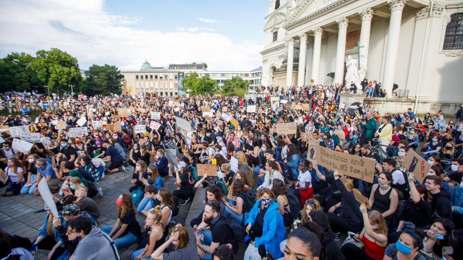 У Відні на акцію проти поліцейського насильства вийшли близько 50 тисяч осіб