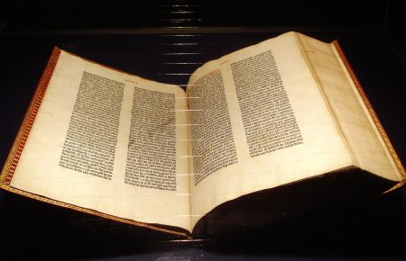 Медведчук показав задекларований фрагмент Біблії Гутенберга