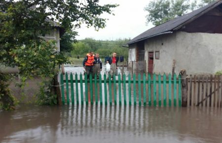 Тысячи домов подтоплены, повреждены дамбы и мосты, людей эвакуируют — сводка ГСЧС по наводнению на западе страны