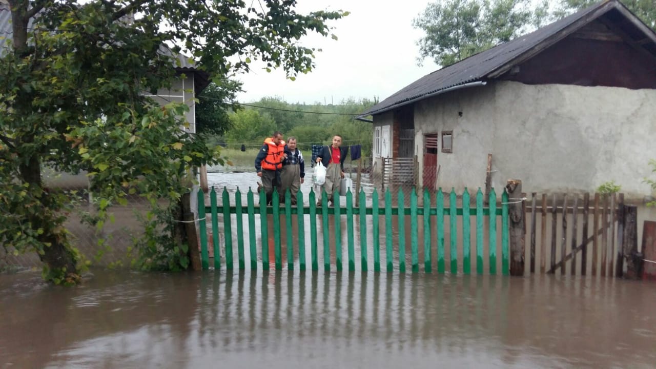 Тысячи домов подтоплены, повреждены дамбы и мосты, людей эвакуируют — сводка ГСЧС по наводнению на западе страны