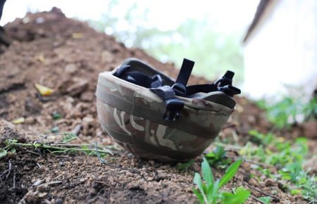 На Донбасі від обстрілу бойовиків загинув військовий, двоє бійців отримали поранення