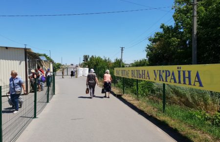 Біля КПВВ «Мар’їнка» та «Станиця Луганська» збираються охочі перетнути лінію розмежування