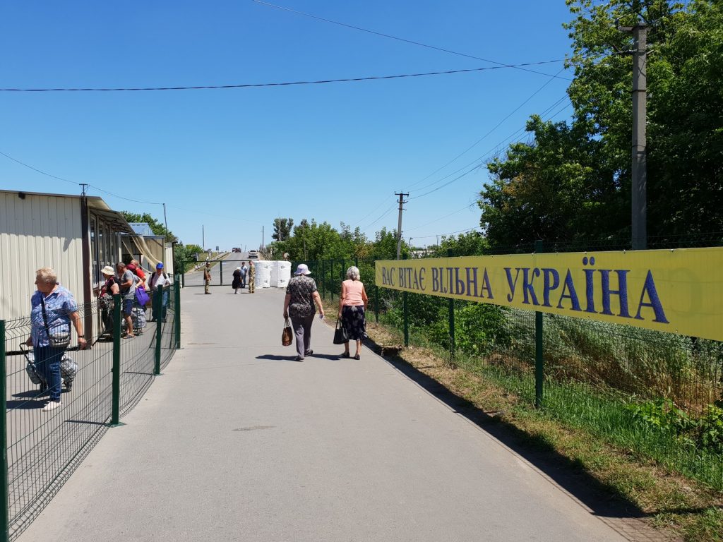 Біля КПВВ «Мар’їнка» та «Станиця Луганська» збираються охочі перетнути лінію розмежування