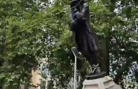 У Британії протестувальники повалили статую работорговця