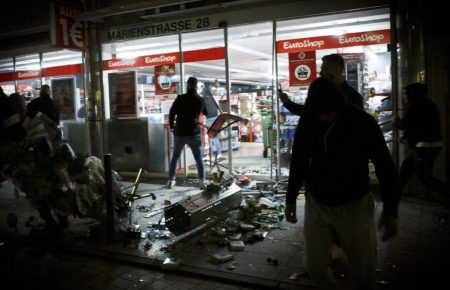 Заворушення у німецькому Штутгарті: кілька сотень людей громили магазини і нападали на поліцейські патрулі
