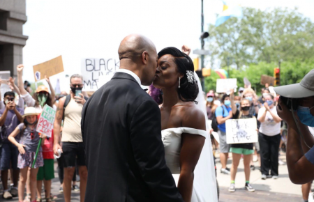 Молодята приєдналися до протестів у Філадельфії одразу після весілля