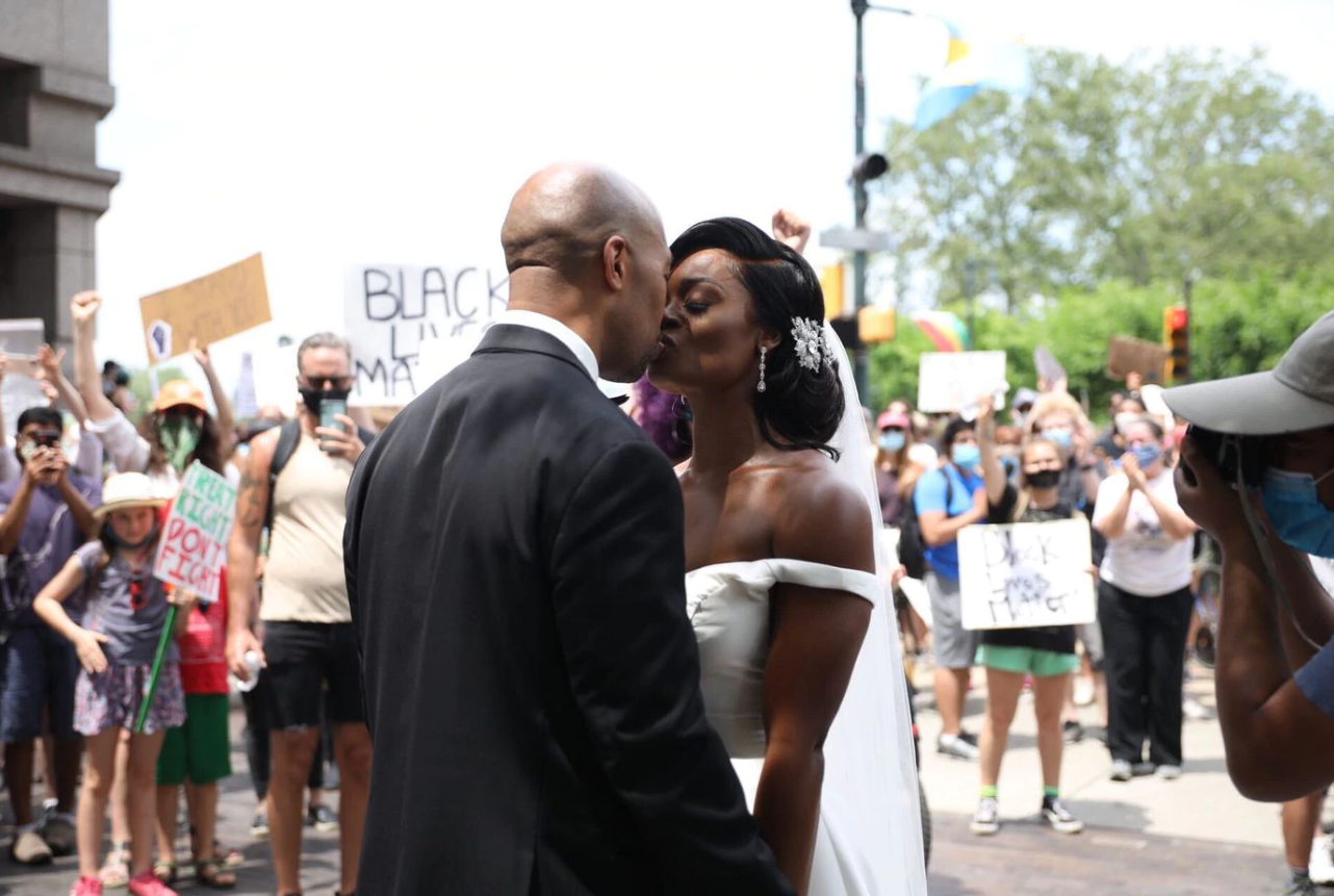 Молодята приєдналися до протестів у Філадельфії одразу після весілля
