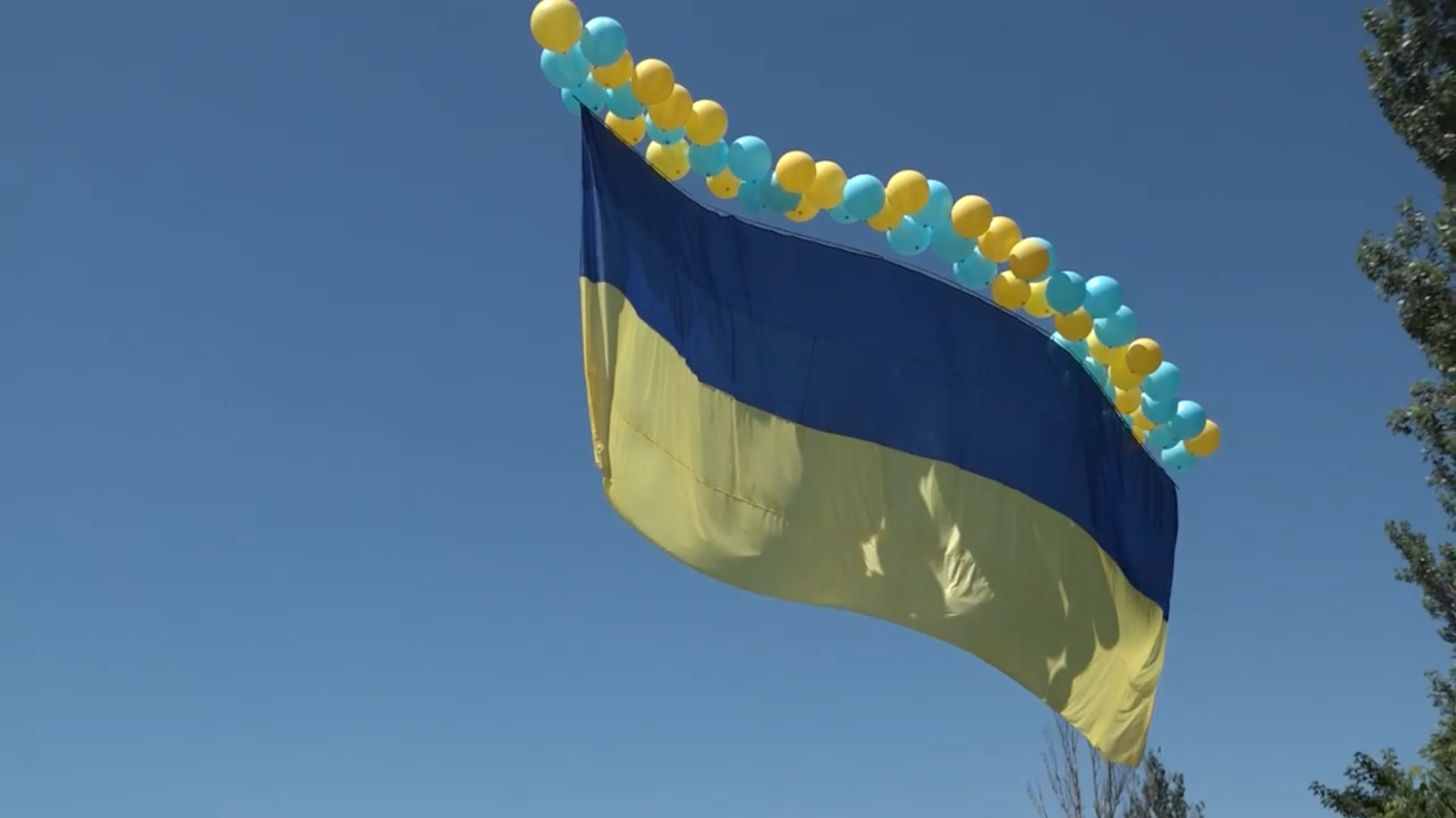 «Донецьк — це Україна»: неподалік лінії розмежування випустили у небо 15-ти метровий прапор