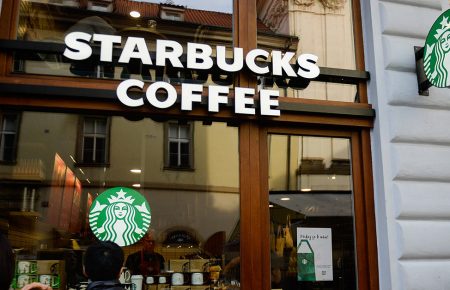Близько 75 тисяч доларів зібрали для бариста зі Starbucks, який відмовився обслужити клієнтку без маски