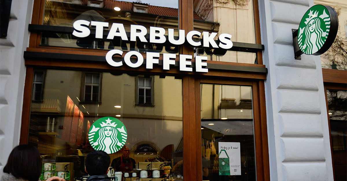 Близько 75 тисяч доларів зібрали для бариста зі Starbucks, який відмовився обслужити клієнтку без маски
