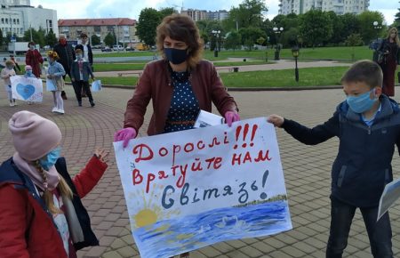 «Спасите озеро Свитязь»: в Луцке пикетировали Волынскую ОГА (фото)