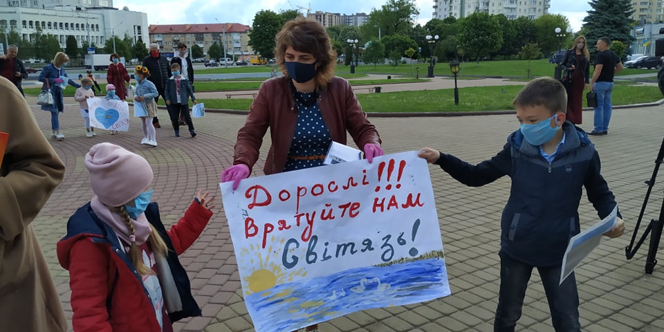 «Врятуйте озеро Світязь»: у Луцьку пікетували Волинську ОДА (фото)