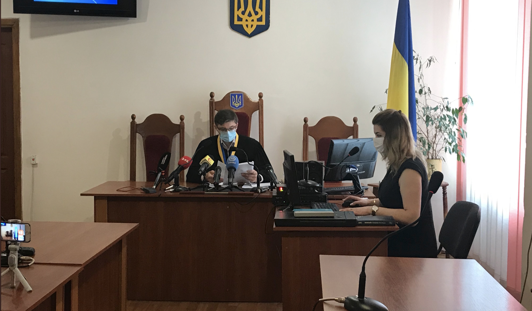 Зеленского не оштрафовали за кофе в кафе из-за неприкосновенности, судья ждет разъяснений от ВС