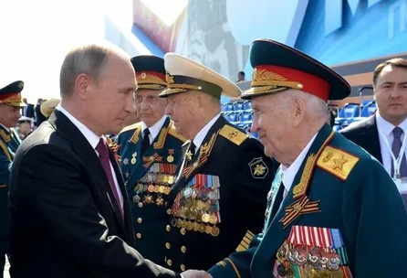 Відібраних для параду в Москві ветеранів ізолювали, щоб вони не заразили Путіна коронавірусом — Bloomberg