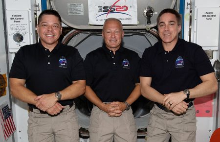 Астронавти, які прибули на МКС на Crew Dragon, вивчають станцію