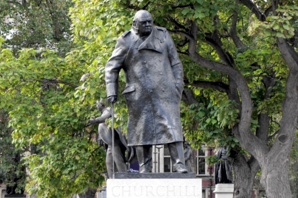У Лондоні замурували памʼятник Черчиллю напередодні антирасистських акцій протесту