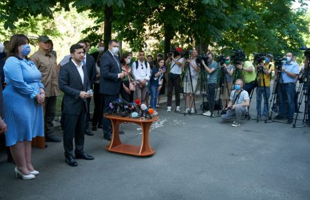 Зеленский вручил сертификаты на жилье пострадавшим от взрыва в доме на Позняках