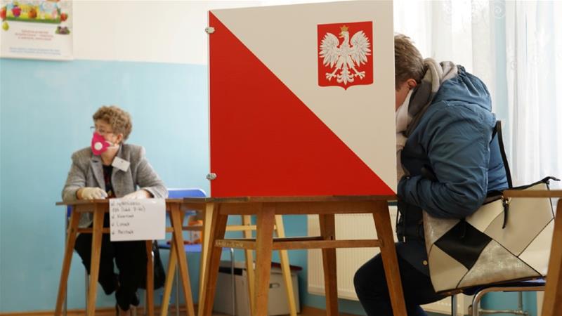 У Польщі проходять президентські вибори: голосують на дільницях та поштою