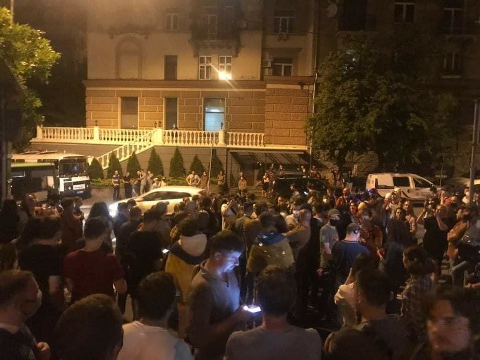 Стерненко со сторонниками устроил акцию под домом Венедиктовой