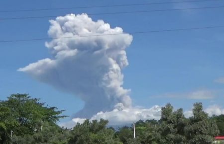 Хмара попелу заввишки 6 кілометрів: в Індонезії прокинувся вулкан Мерапі 