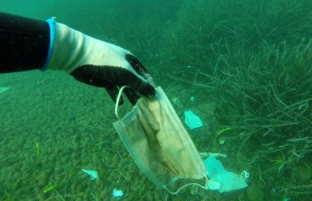 «Масок у морі більше, ніж медуз»: як пандемія COVID-19 створює екологічну небезпеку