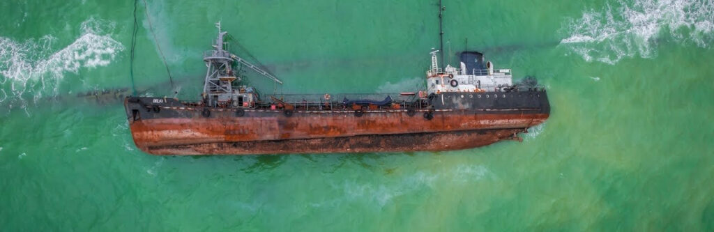 В Одесі з затонулого танкера «Делфі» вилилося паливо