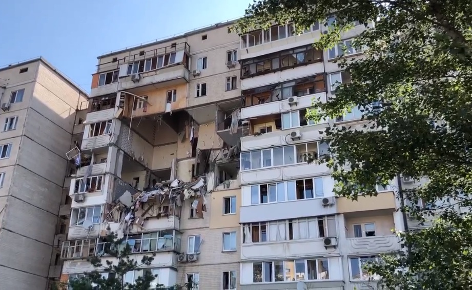 У Києві на проспекті Григоренка стався вибух у багатоповерховому будинку