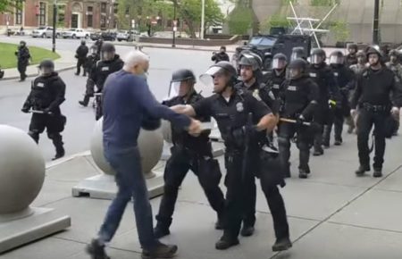 Протести у США: двох поліцейських звинуватили у нападі