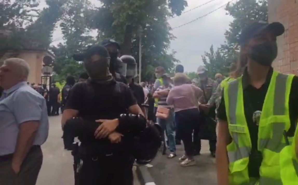 В Харькове возле  диспансера радиационной защиты произошли столкновения (видео)