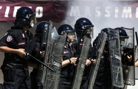В Італії поліція застосувала проти демонстрантів сльозогінний газ та водомети