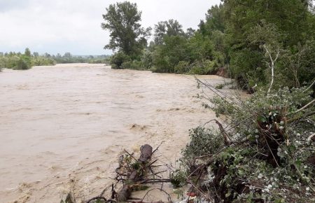 На річці Черемош у селі Банилів прорвало захисну дамбу (фото)
