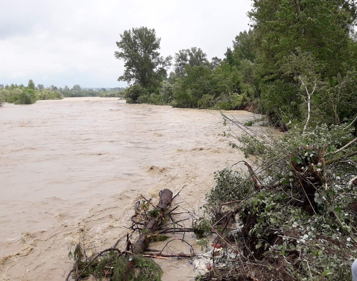 На річці Черемош у селі Банилів прорвало захисну дамбу (фото)