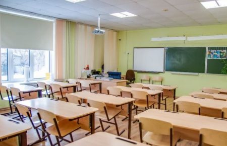 У Києві директорка школи дізналася, що захворіла на коронавірус і все одно пішла на роботу