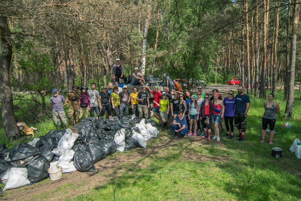 Мішки підгузків, одяг та взуття: яке сміття зібрали еко-активісти поблизу кар’єрів у Коростишеві