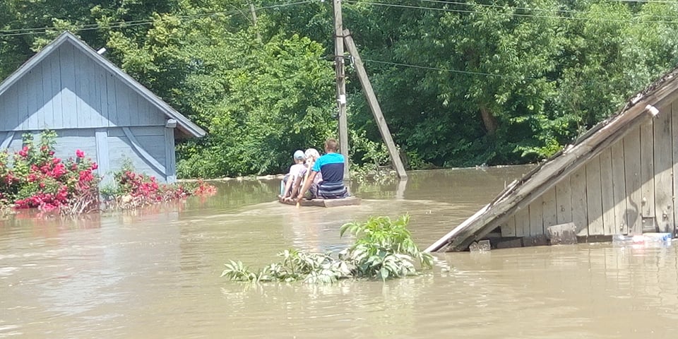 На Ивано-Франковщине из-за наводнения подтоплены более 300 домохозяйств в селе Нижнев (фото)