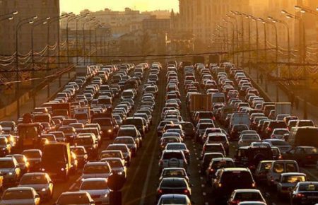 Киев рассчитан на 500-600 тысяч авто в сутки, а сейчас их миллион, но есть европейские практики для решения проблем заторов — Бахматов