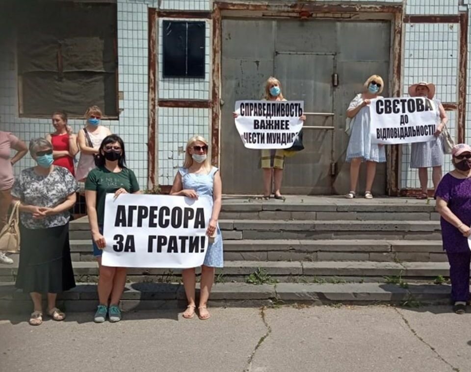«Справедливість важливіше честі мундира»: у Сєвєродонецьку пікетували міськвідділ поліції