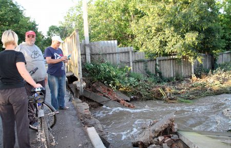 На Одещині затопило село, обвалився будинок (фото, відео)