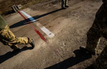 Бойовики побили людей, які застрягли між КПВВ «Новотроїцьке» та «Оленівка» — правозахисниця