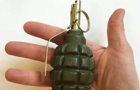 На Чернігівщині чоловік приніс до знайомих гранату, яка випадково вибухнула. Загинули троє людей