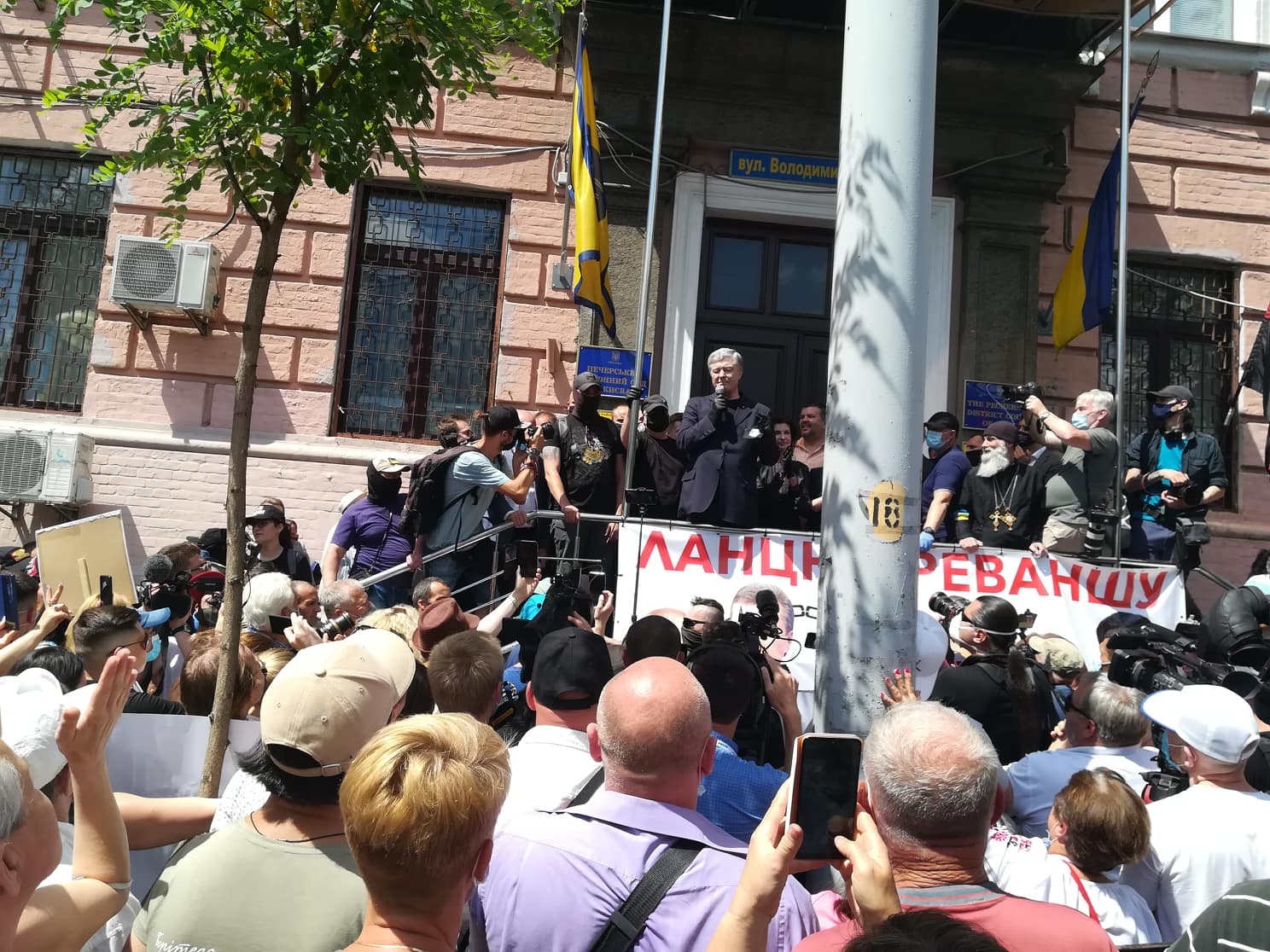 Под судом, где выбирают меру пресечения Порошенко, собрались люди