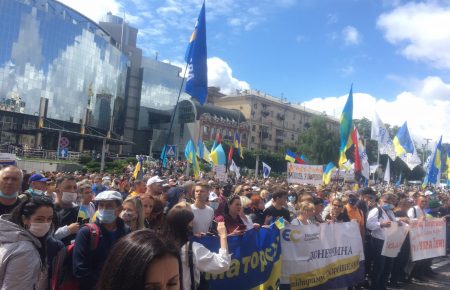 Возле Печерского райсуда  проходит митинг в поддержку Петра Порошенко