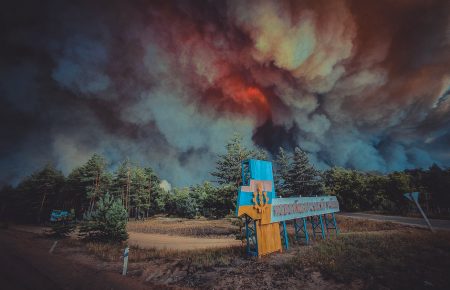 Говорят, что в Смоляниново уже горят три улицы и сгорела церковь — журналист про пожары на Луганщине