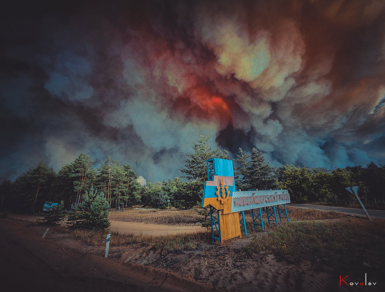Кажуть, що у Смоляниновому вже горять три вулиці та згоріла церква — журналіст про пожежі на Луганщині