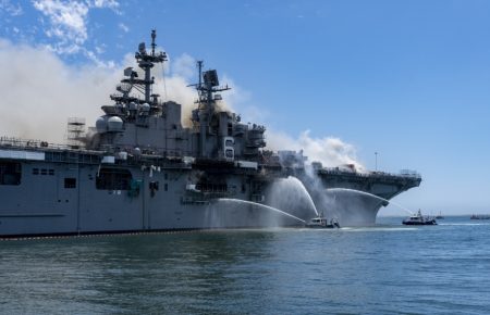 У США на базі ВМС загорівся десантний корабель, є потерпілі