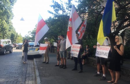 Акція біля посольства Білорусі: учасники вимагають звільнити білоруських опозиціонерів