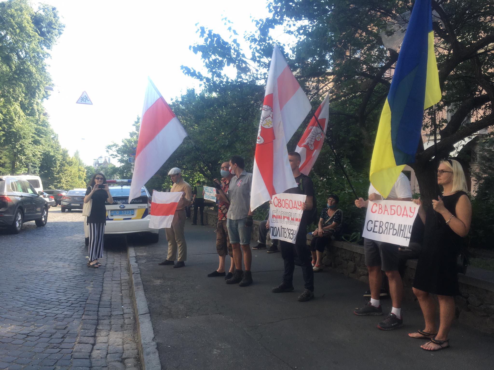 Акція біля посольства Білорусі: учасники вимагають звільнити білоруських опозиціонерів