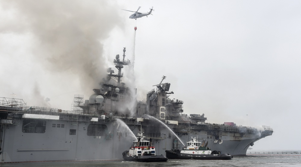 Десантний корабель ВМС США дав осадку під час гасіння пожежі на його борту