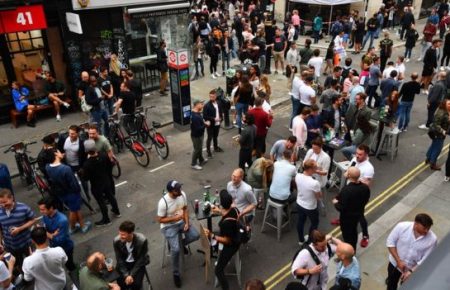 Тисячі відвідувачів, затори та сутички з поліцією: як в Англії пройшла ніч після відкриття пабів